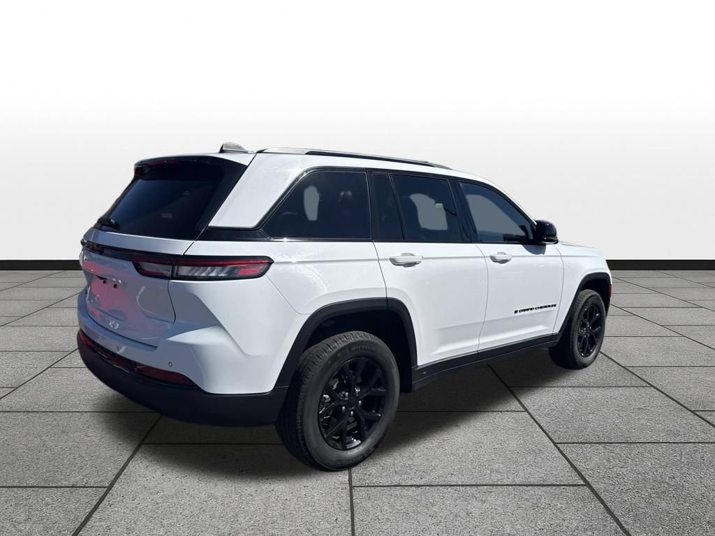 Used 2025 Jeep Grand Cherokee Altitude AWD/4WD image 5