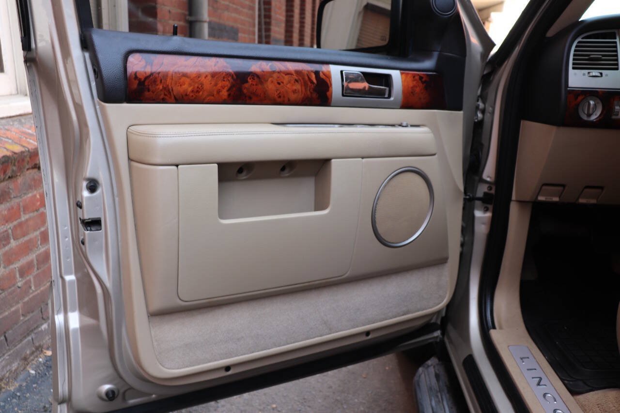 Used 2006 Lincoln Navigator Luxury RWD image 15