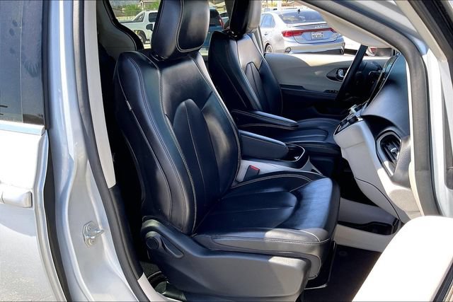 Used 2023 Chrysler Pacifica Touring-L FWD image 6
