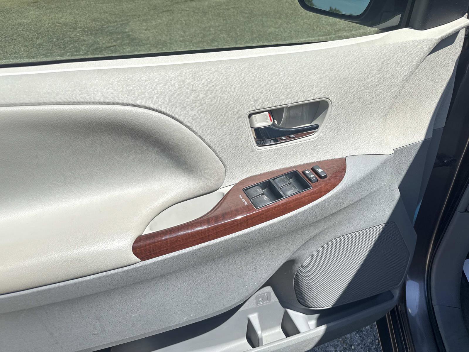 Used 2013 Toyota Sienna XLE image 19