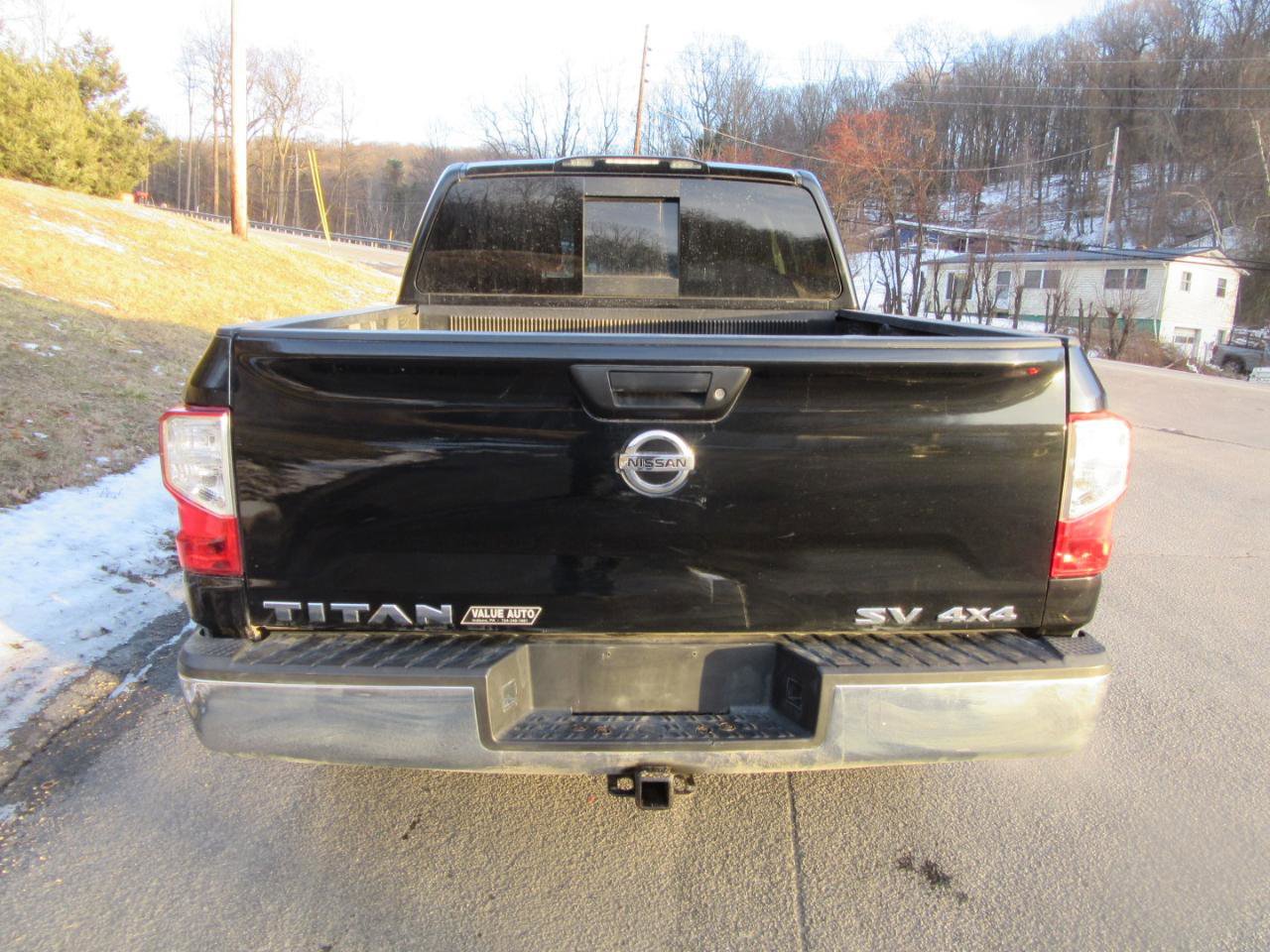 Used 2017 Nissan Titan SV image 4
