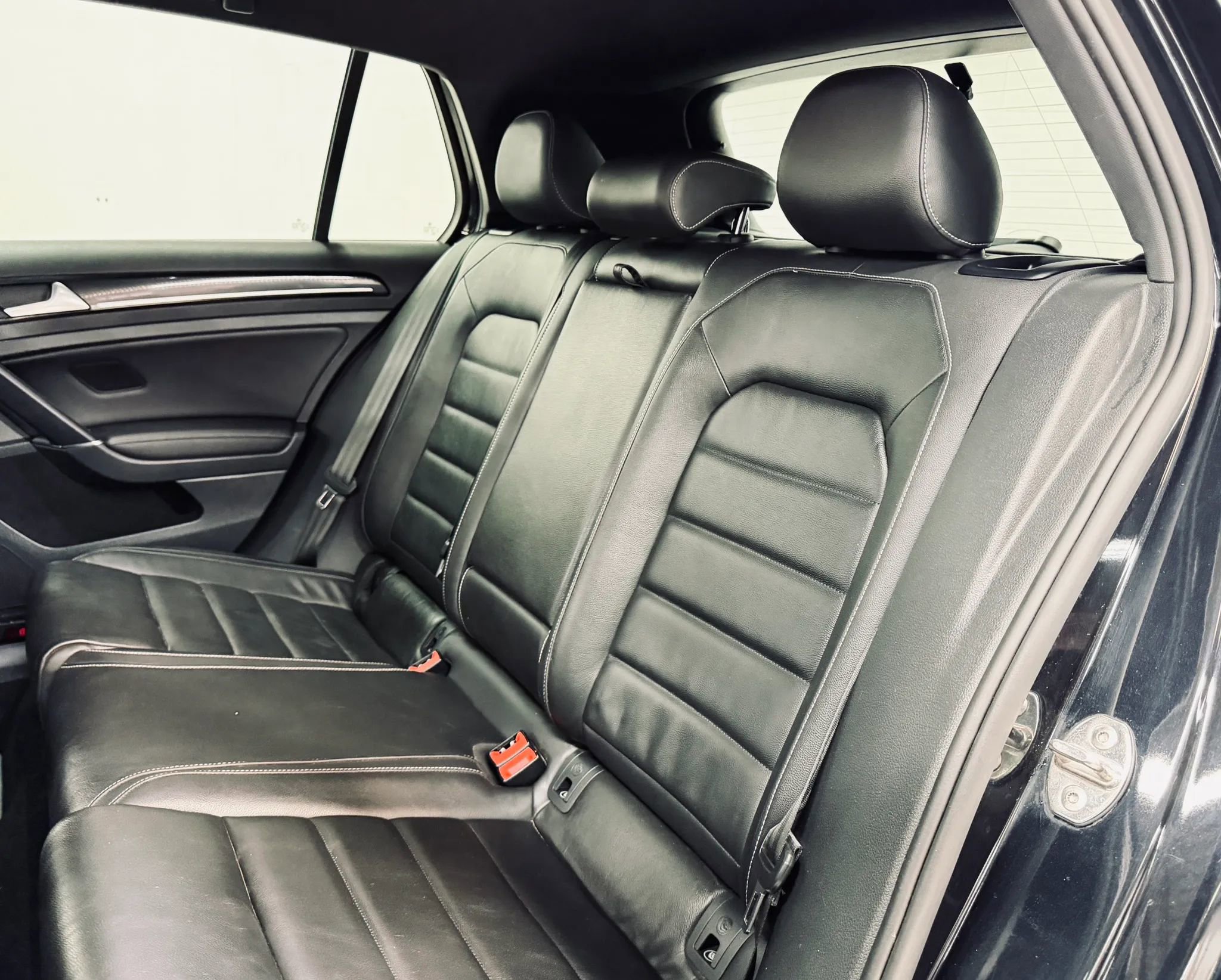 Used 2016 Volkswagen Golf R 4-Door image 28