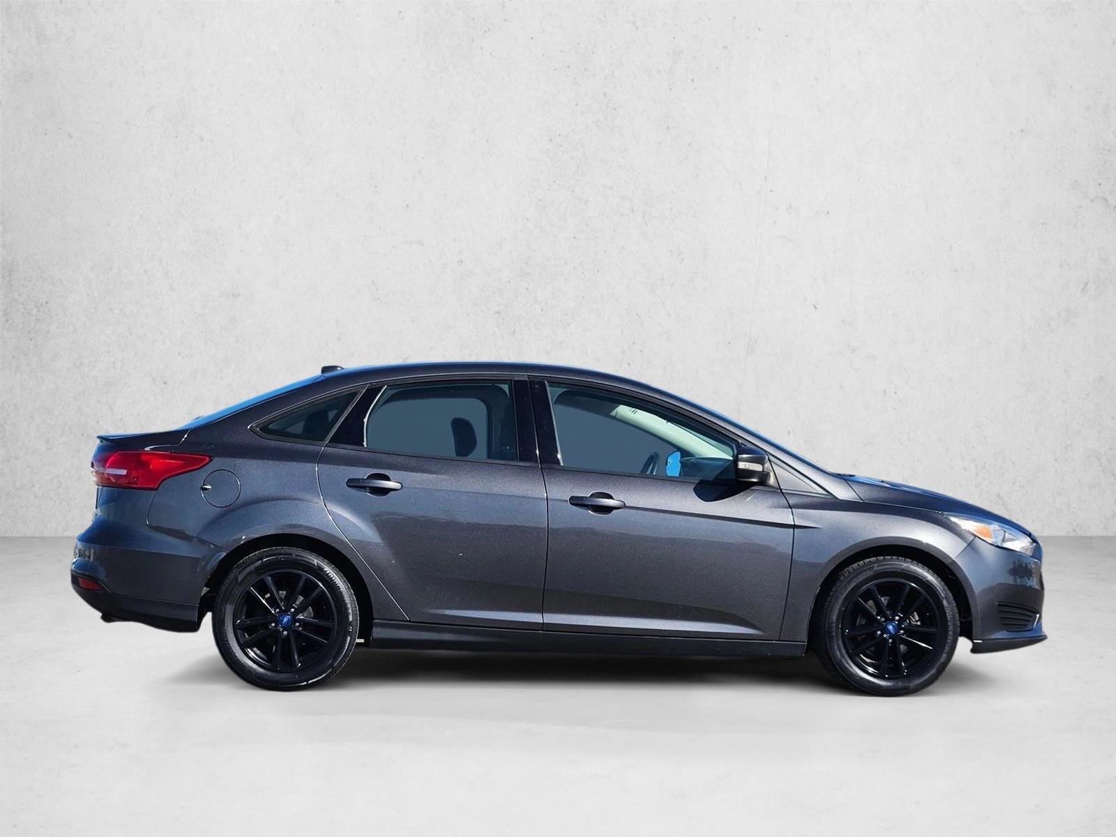 Used 2018 Ford Focus SE w/ Cold Weather Package FWD image 4