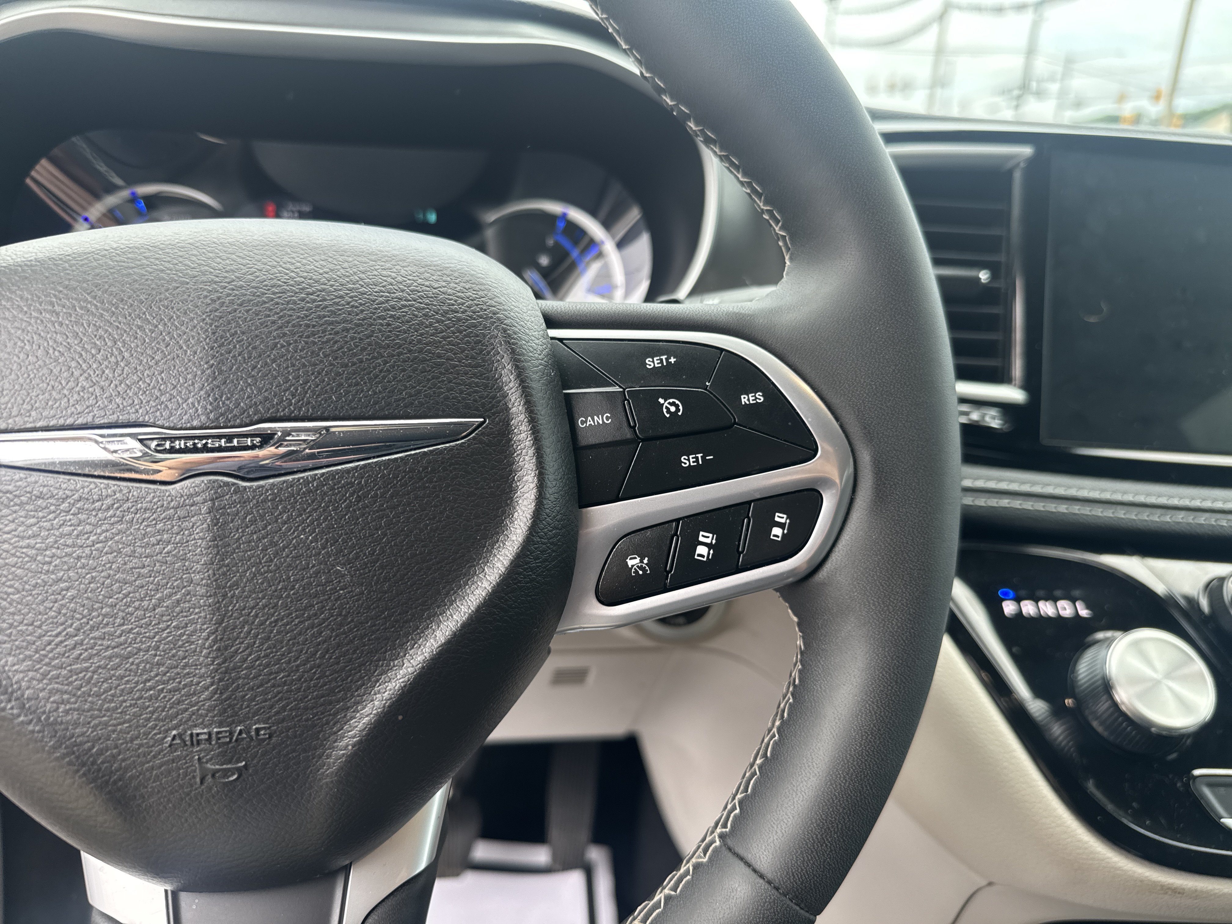 Used 2024 Chrysler Pacifica Limited FWD image 20