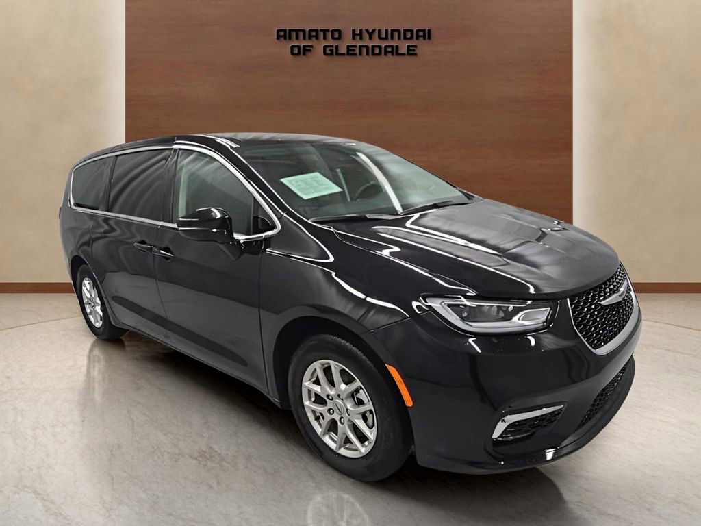 Used 2024 Chrysler Pacifica Touring-L image 8