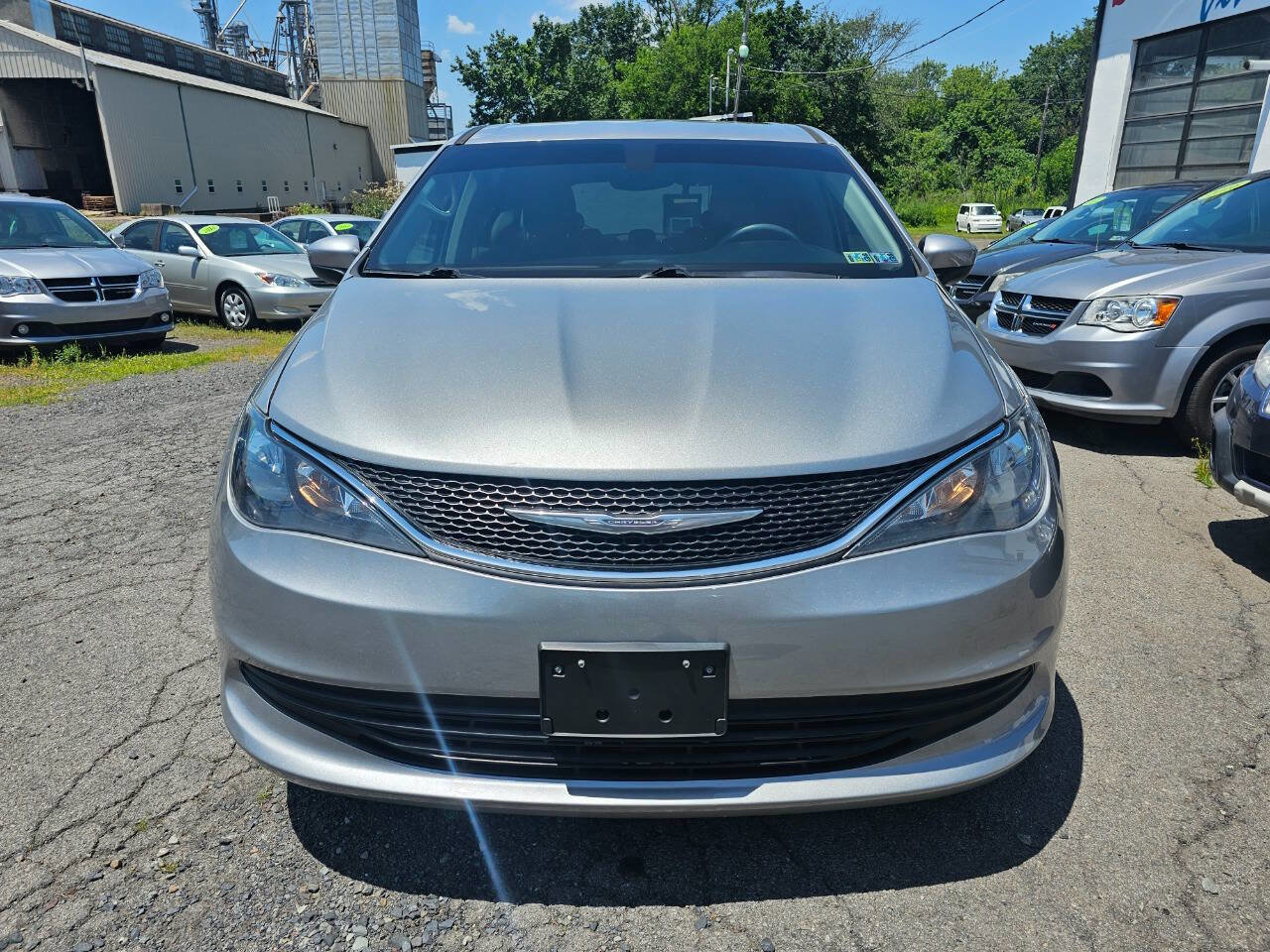 Used 2017 Chrysler Pacifica LX image 2