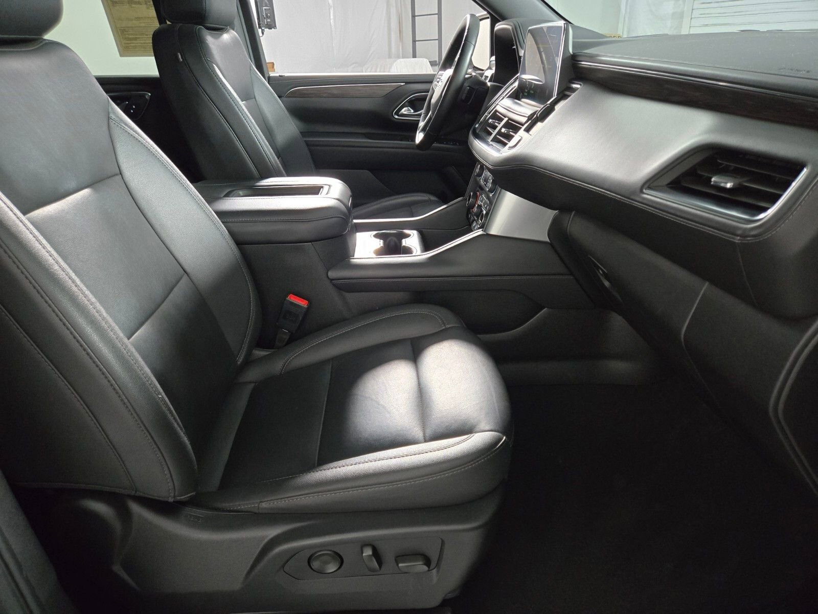 Used 2024 Chevrolet Suburban LT RWD image 18