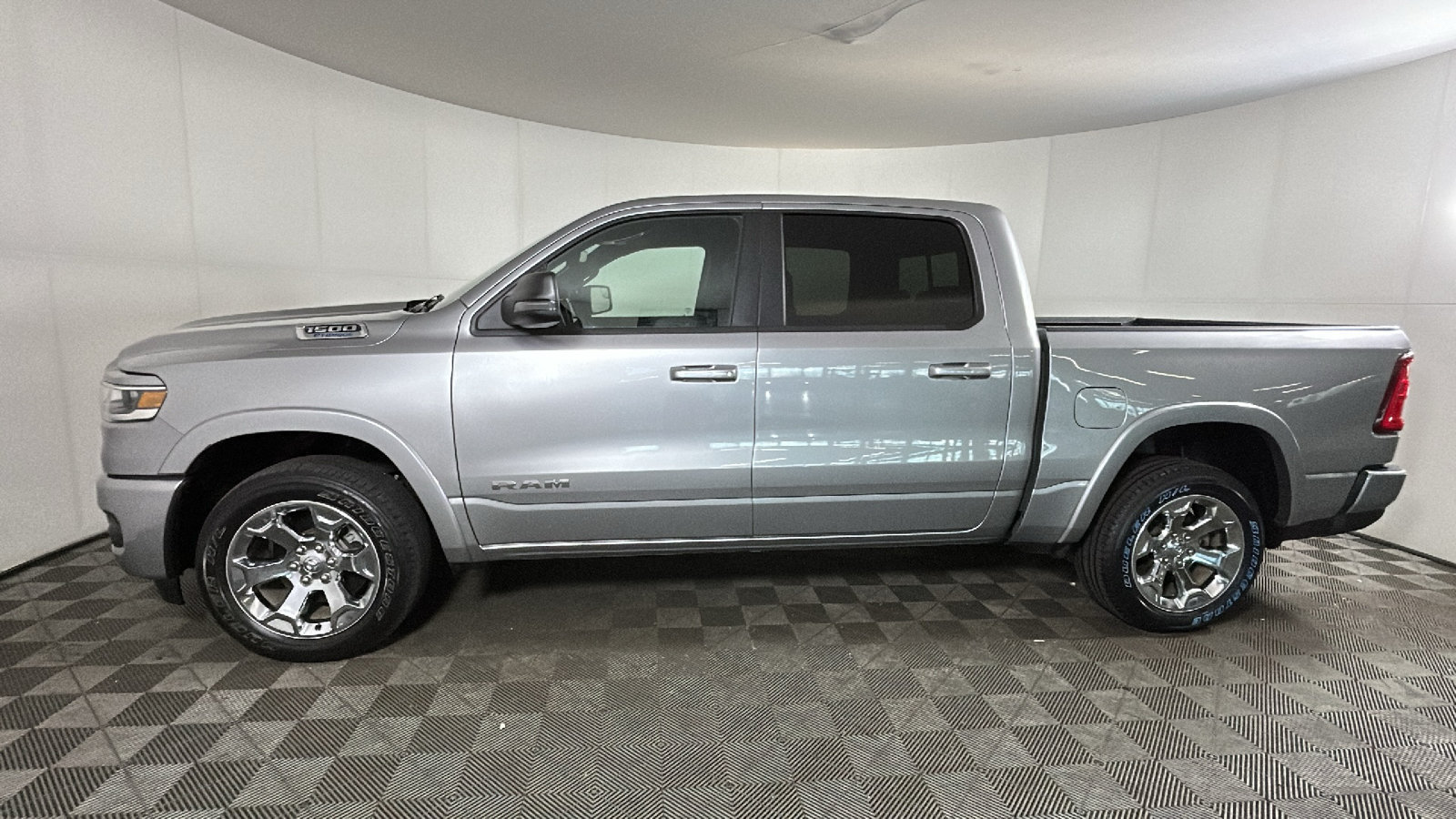 Used 2025 RAM 1500 4x4 Crew Cab image 7