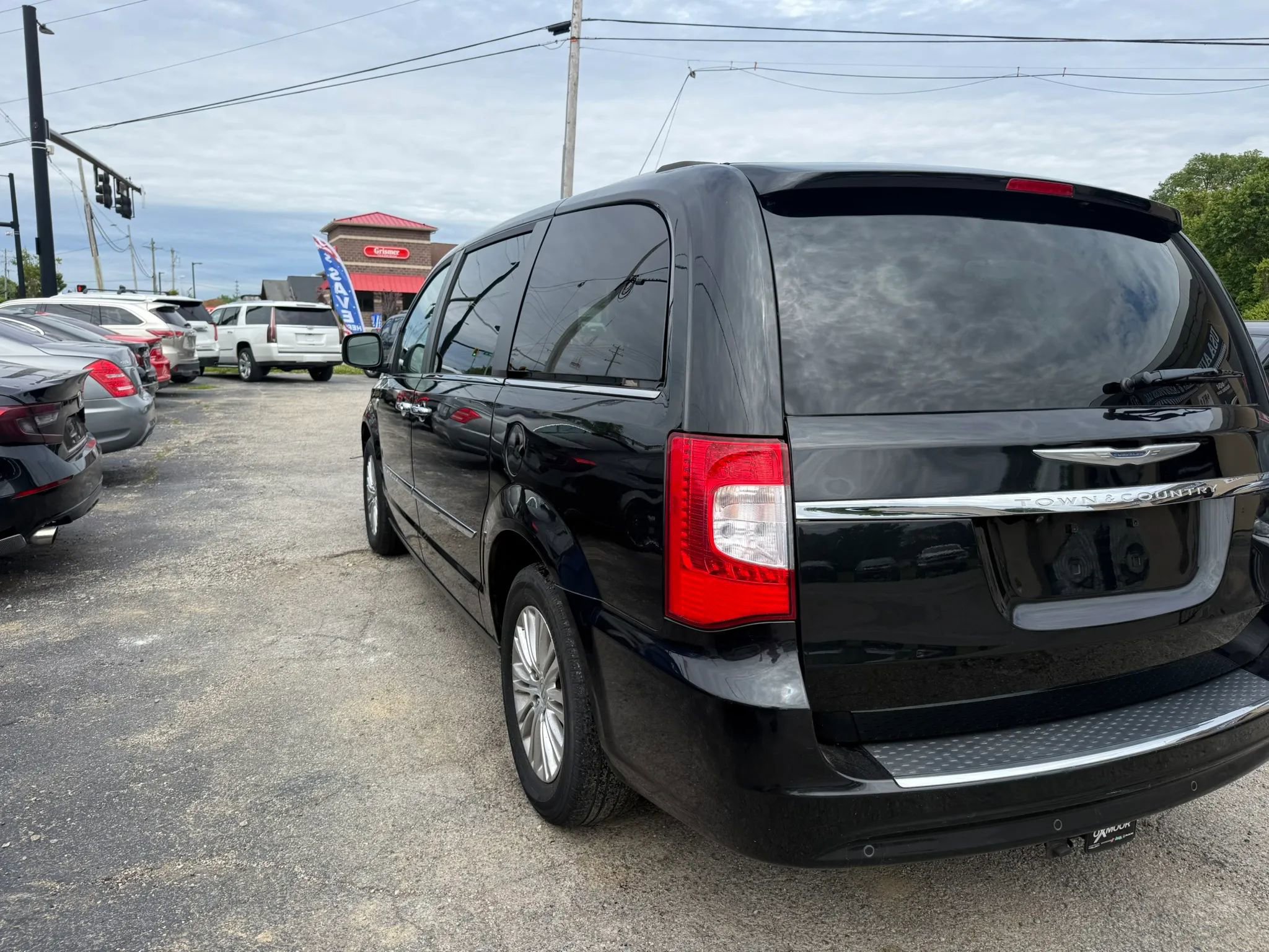 Used 2014 Chrysler Town & Country Touring-L FWD image 3