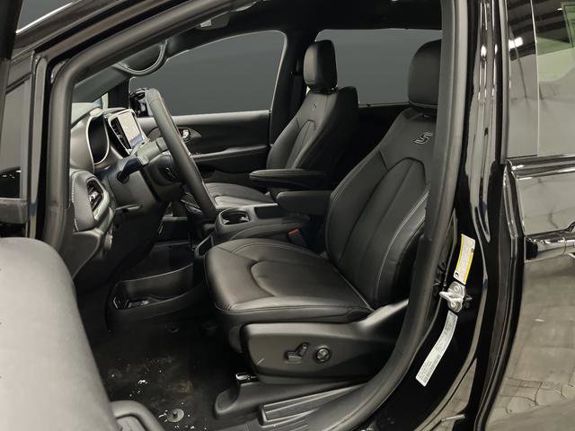 New 2026 Chrysler Pacifica Select w/ S Appearance Package image 4