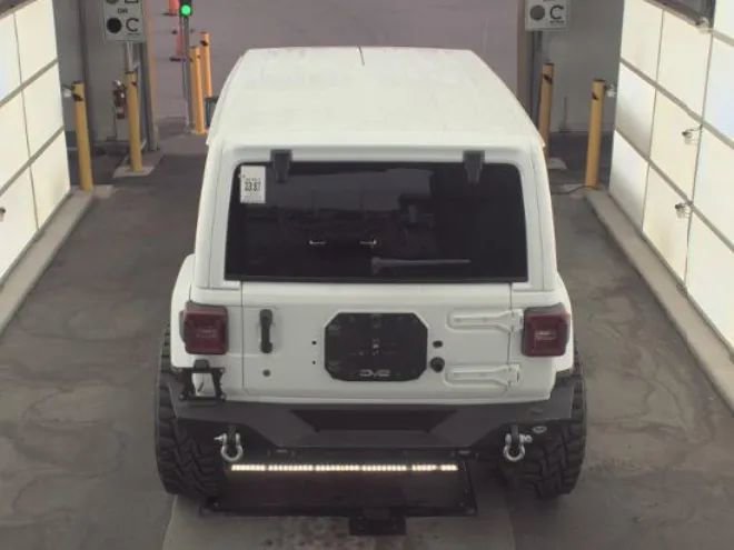 Used 2018 Jeep Wrangler Unlimited Sahara w/ LED Lighting Group AWD/4WD image 3