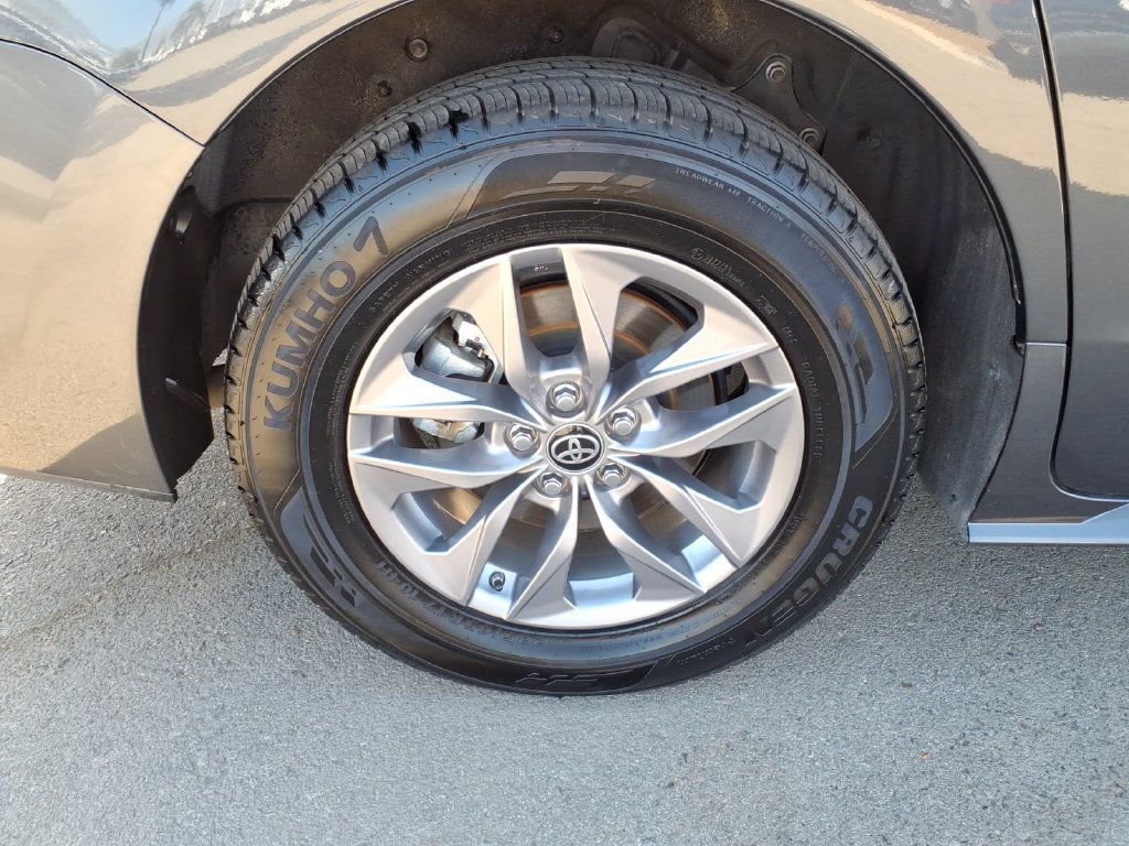 Used 2025 Toyota Sienna XLE FWD image 4