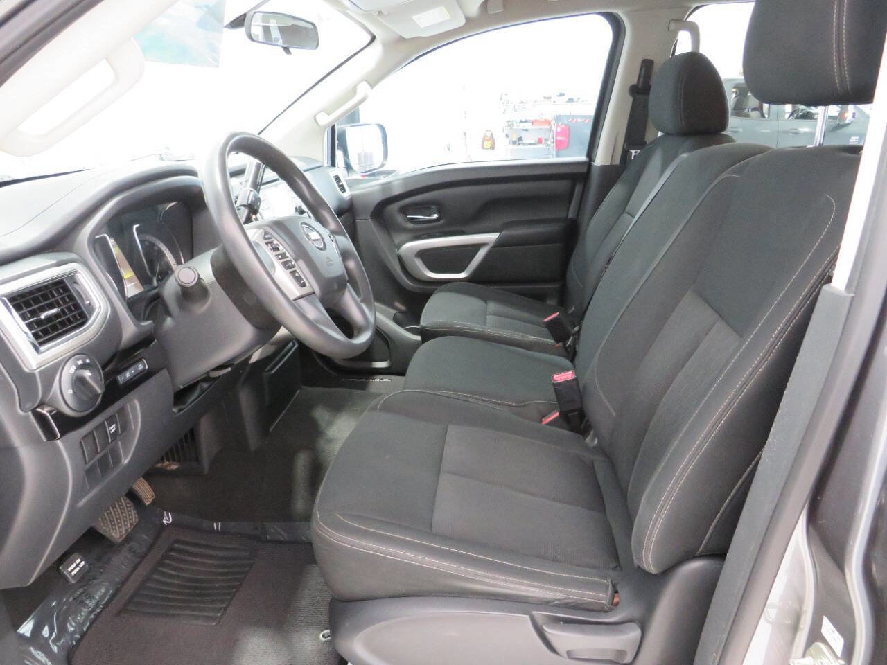 Used 2018 Nissan Titan SV AWD/4WD image 14