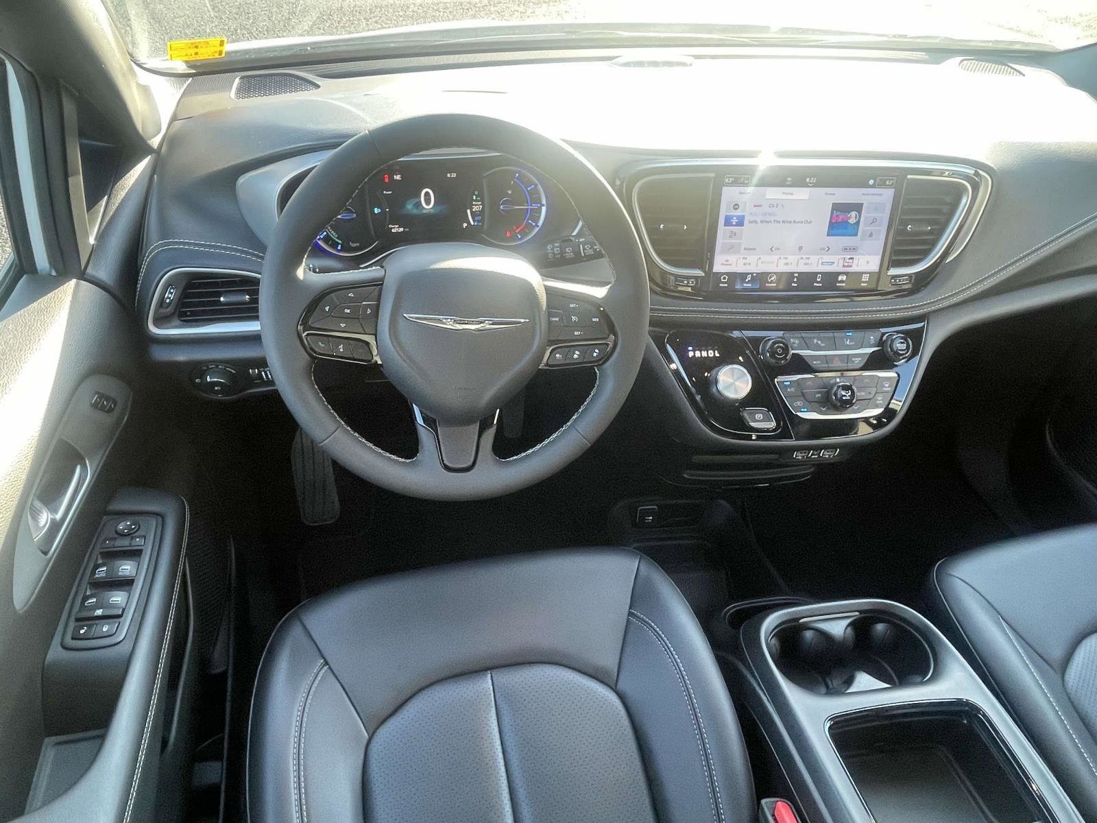 Certified 2024 Chrysler Pacifica Limited image 11