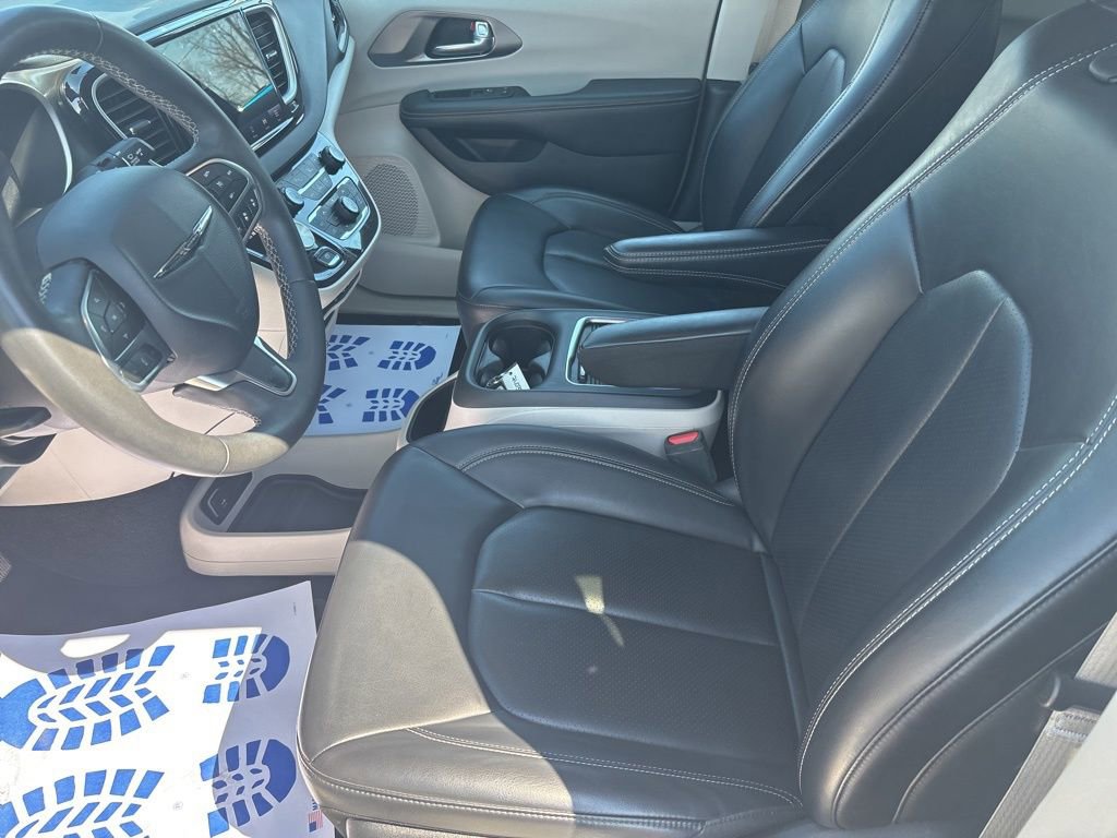 Used 2023 Chrysler Pacifica Touring-L FWD image 16