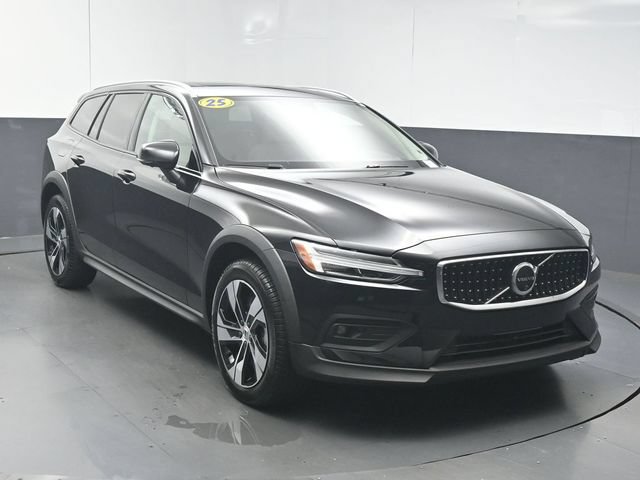 Used 2025 Volvo V60 B5 Cross Country Plus AWD/4WD image 2
