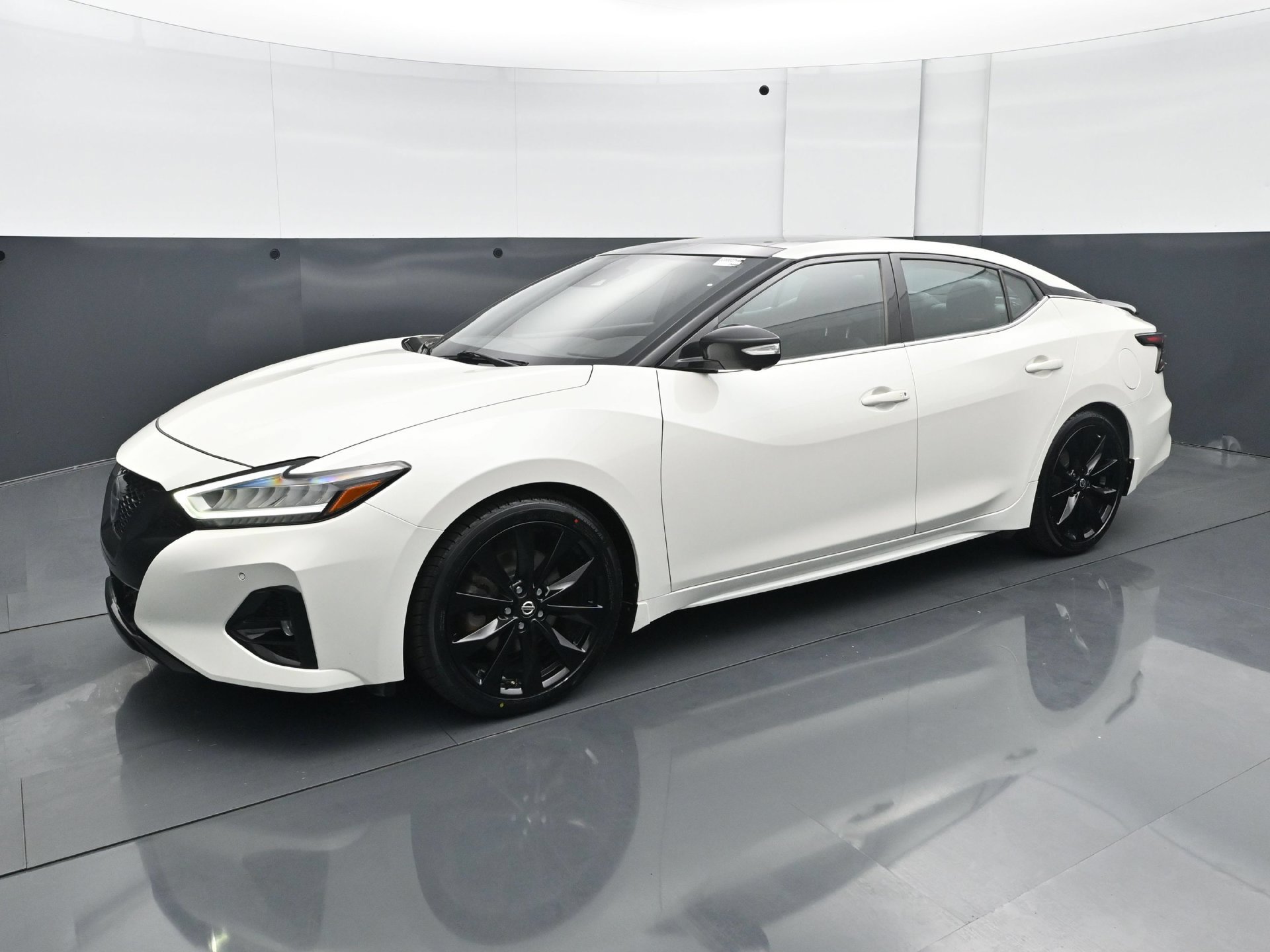 Used 2021 Nissan Maxima SR FWD image 2
