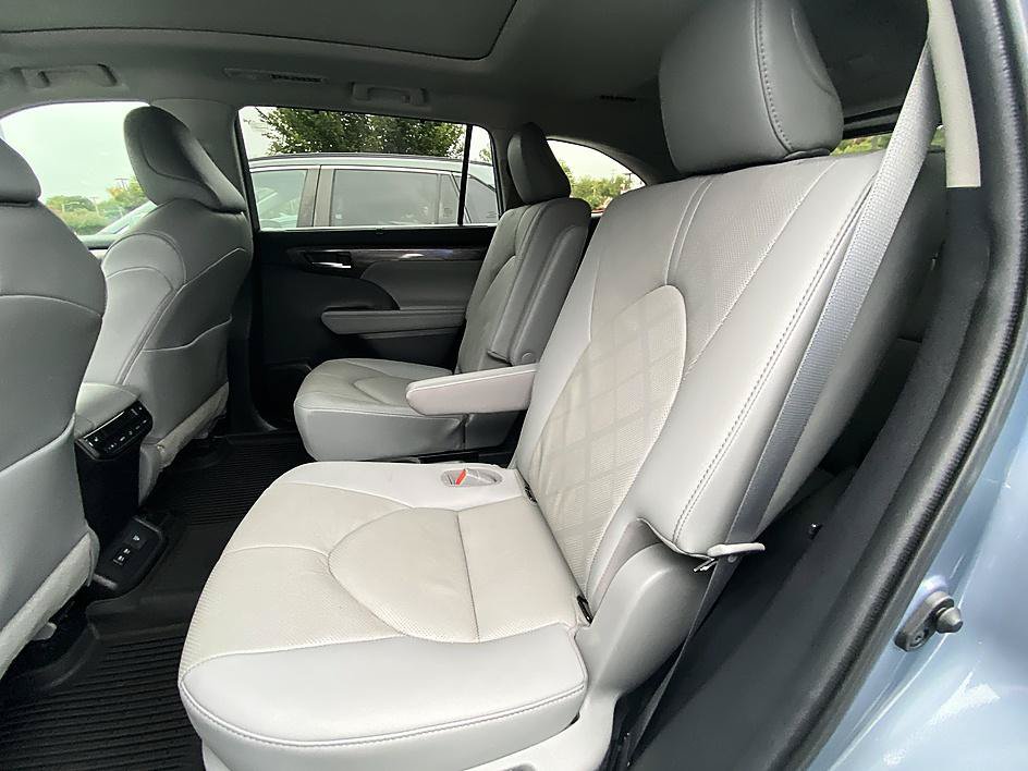 Certified 2021 Toyota Highlander Platinum AWD/4WD image 12