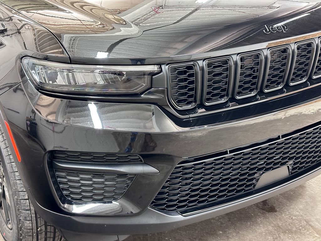 New 2025 Jeep Grand Cherokee Laredo image 12