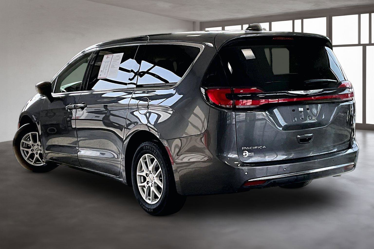 Used 2023 Chrysler Pacifica Touring-L image 14