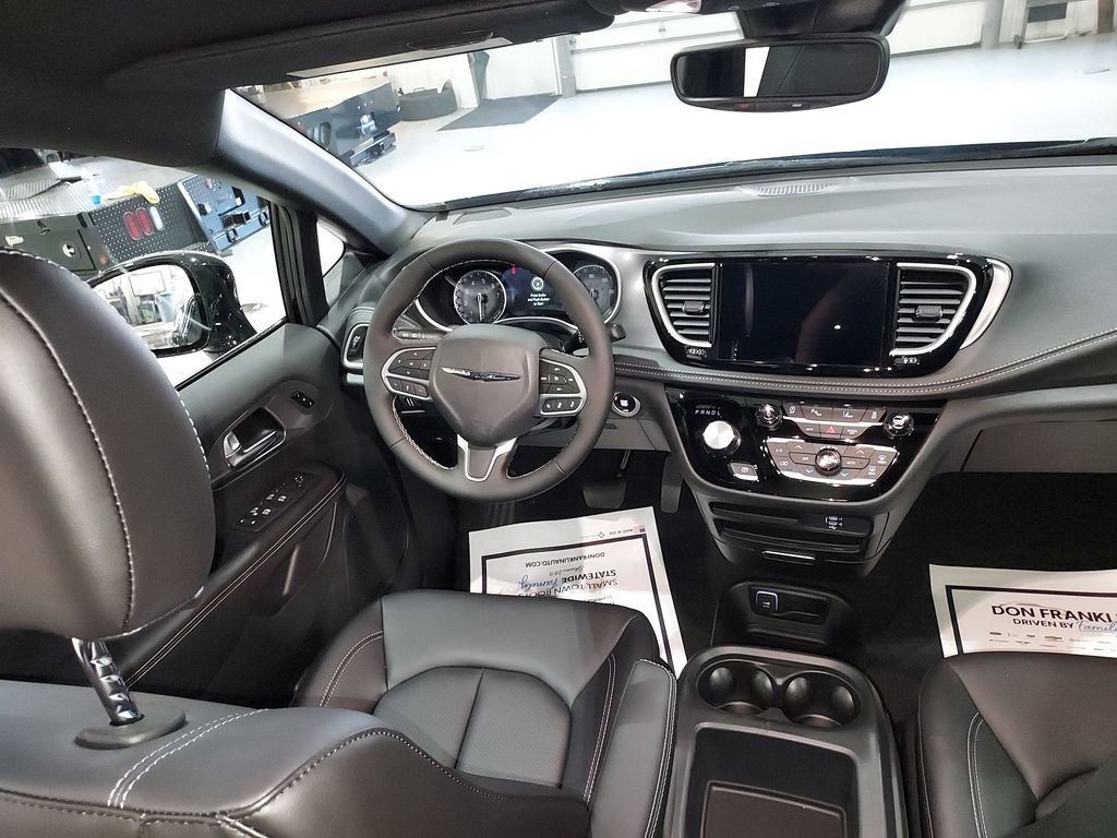 New 2026 Chrysler Pacifica Select image 15