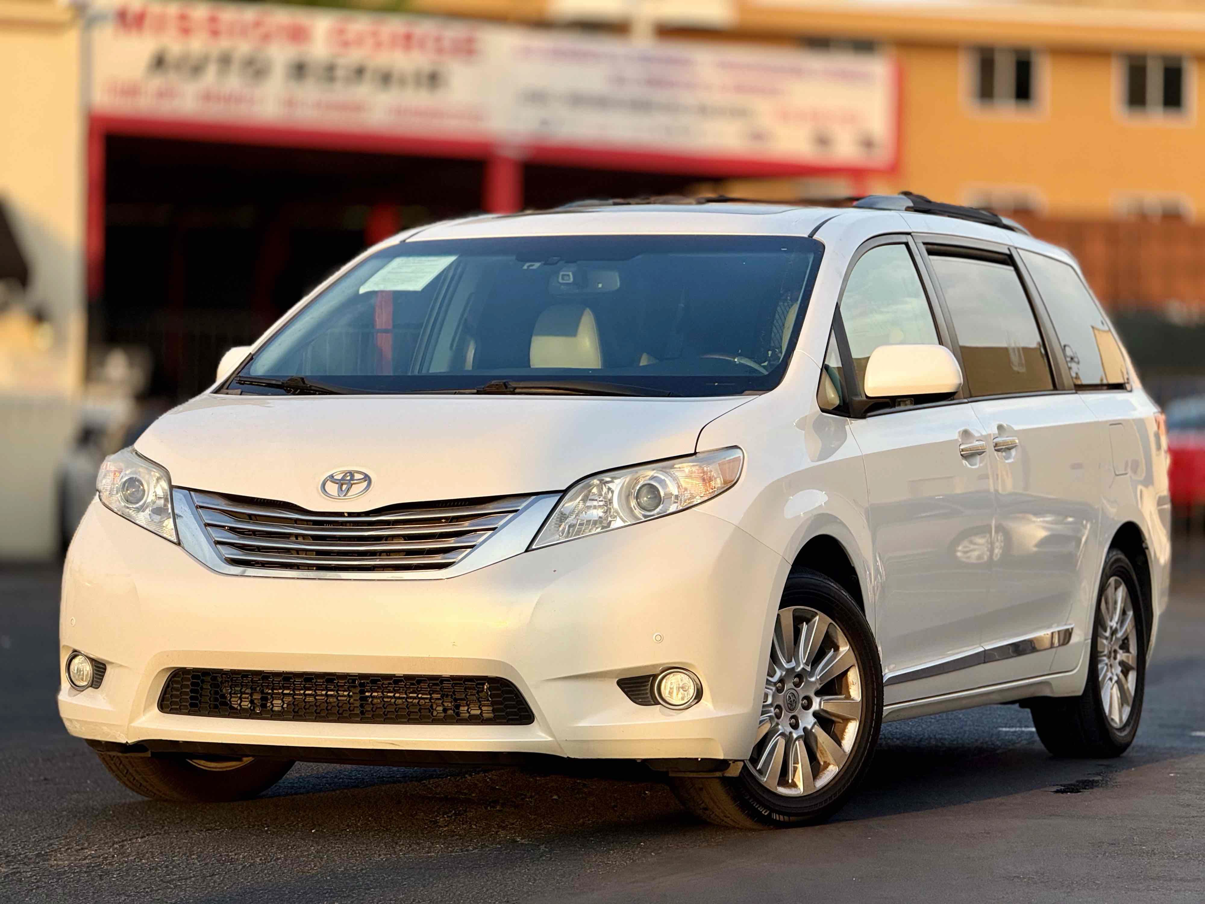 Used 2012 Toyota Sienna Limited w/ Premium Pkg