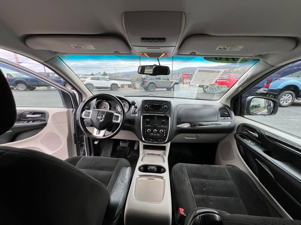 Used 2016 Dodge Grand Caravan SXT w/ UConnect Hands-Free Group image 18