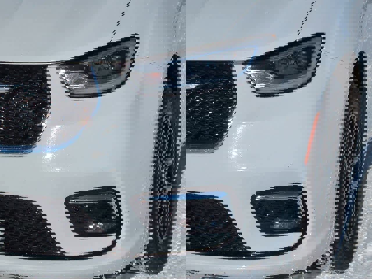 Used 2024 Chrysler Pacifica Touring-L image 3