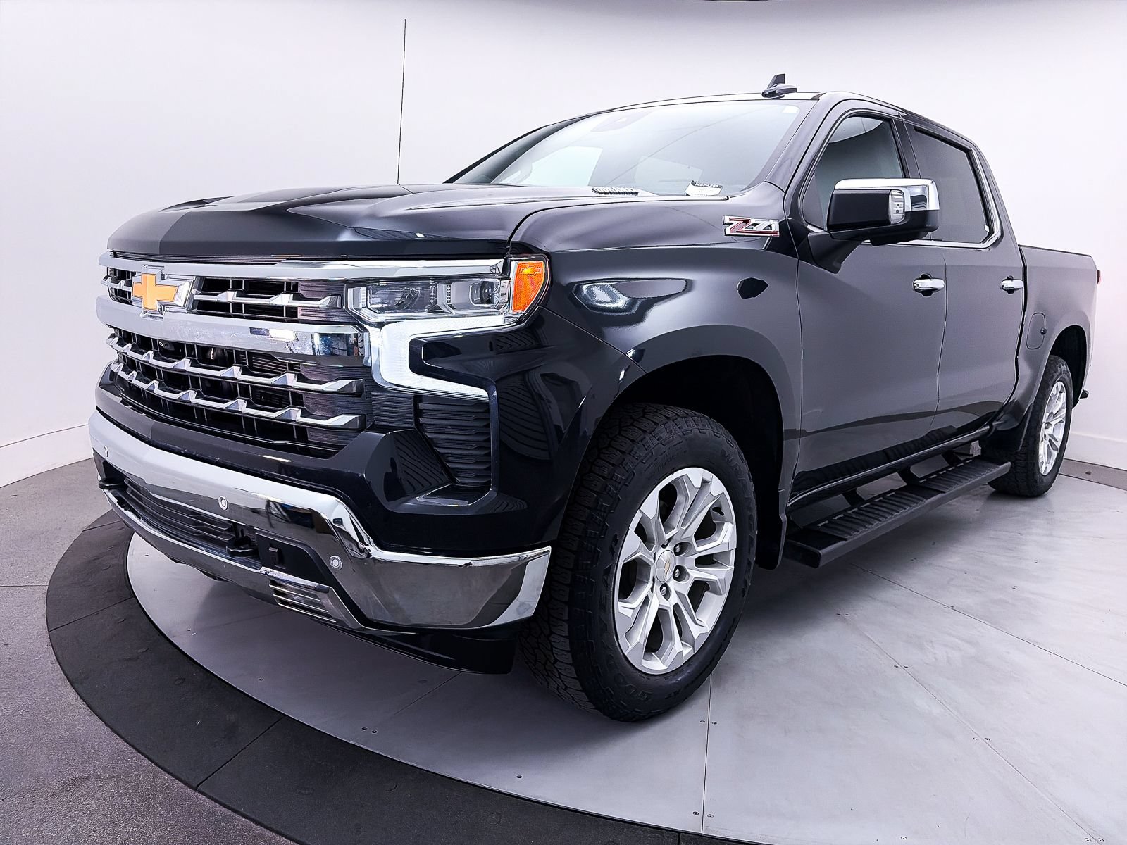 Used 2023 Chevrolet Silverado 1500 LTZ w/ Technology Package AWD/4WD image 12