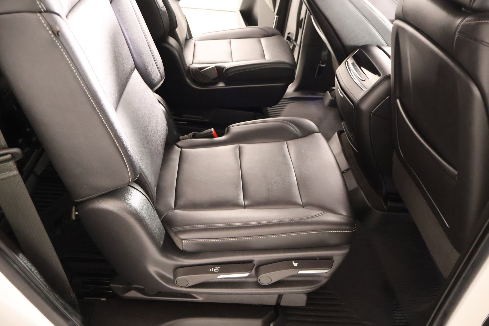 Used 2022 Cadillac Escalade Luxury AWD/4WD image 14