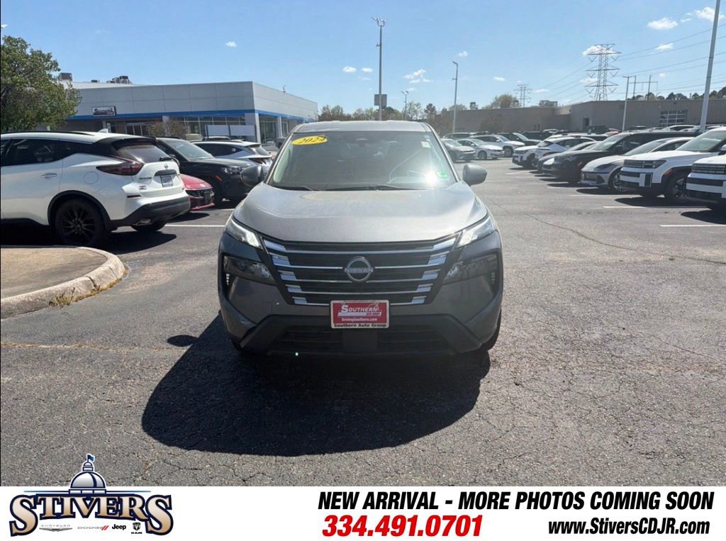 Used 2024 Nissan Rogue SV image 2