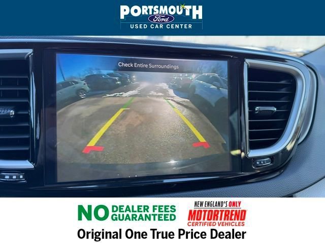 Used 2024 Chrysler Pacifica Touring-L image 11