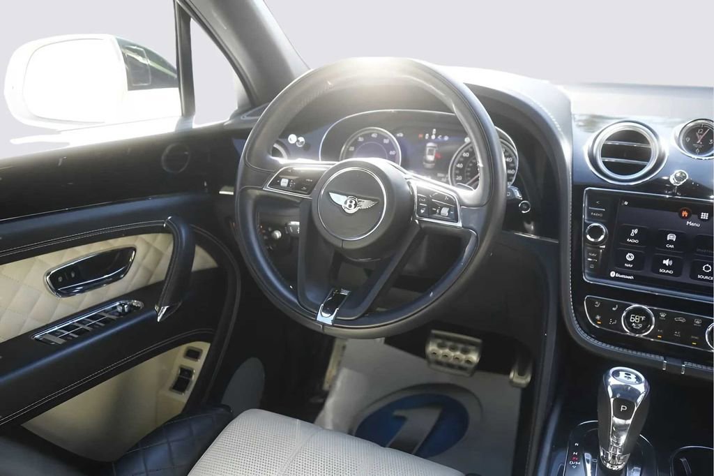Used 2018 Bentley Bentayga image 18