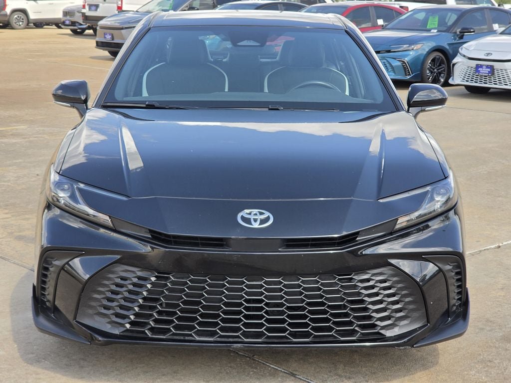 Used 2025 Toyota Camry SE FWD image 3