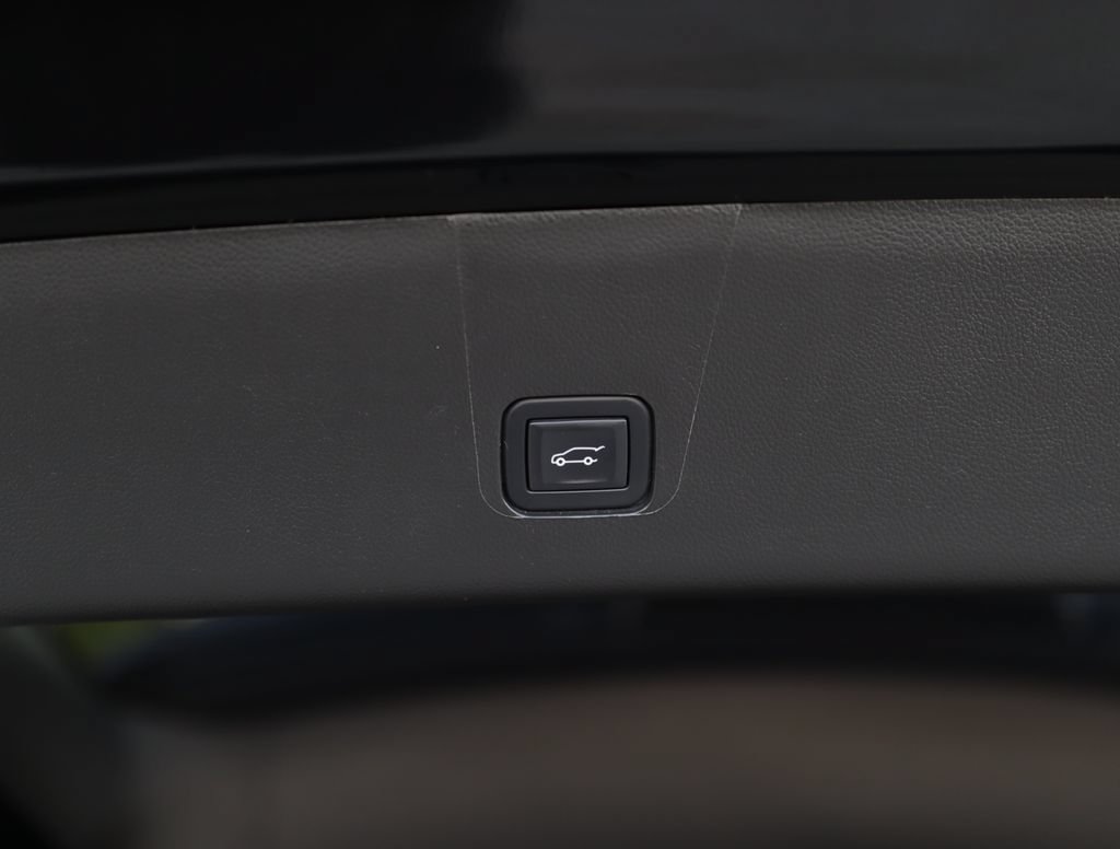 Used 2023 Chevrolet Traverse RS FWD image 32