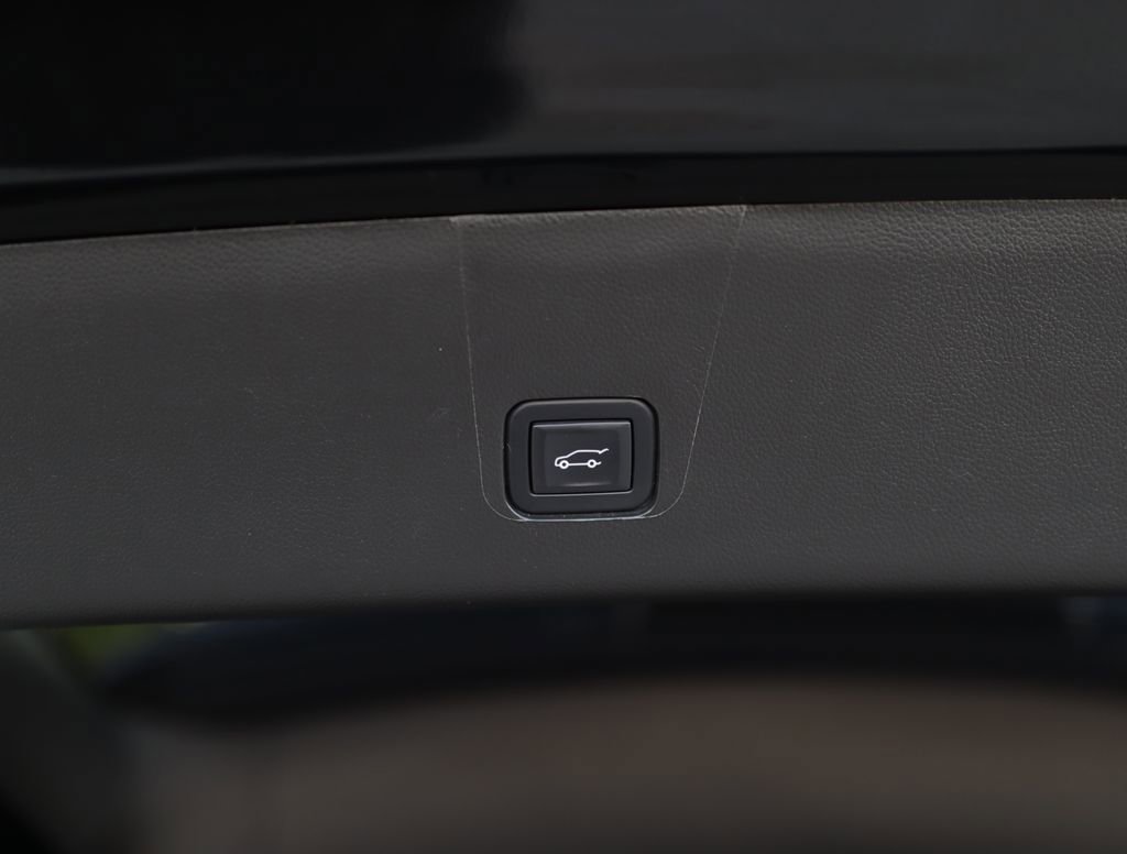 Used 2023 Chevrolet Traverse RS FWD image 32