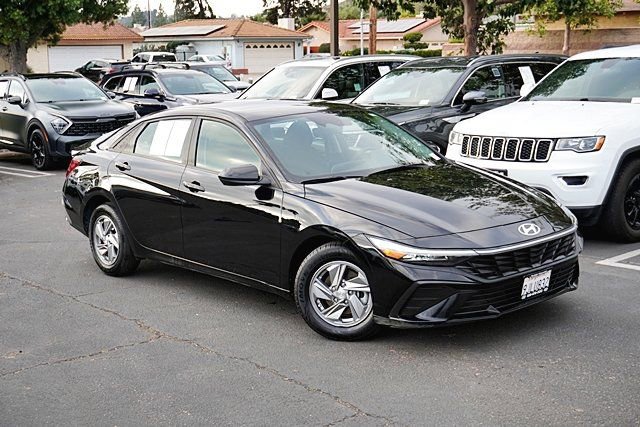 Used 2024 Hyundai Elantra SE image 3