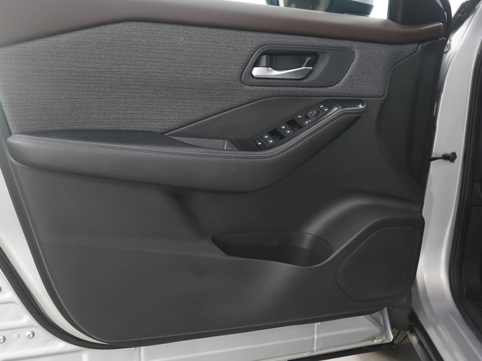 Used 2023 Nissan Rogue SV image 18