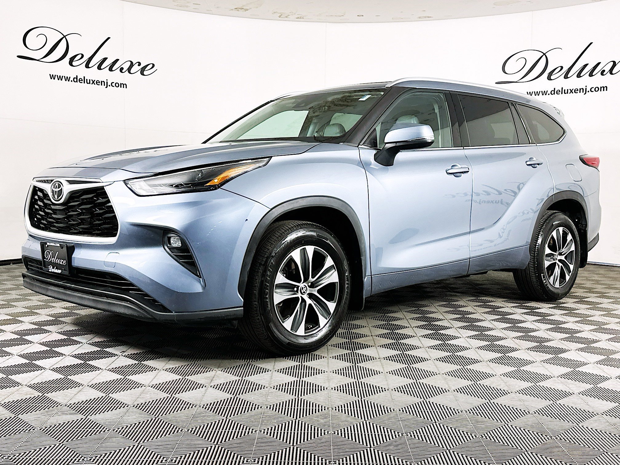 Used 2022 Toyota Highlander XLE AWD/4WD image 3