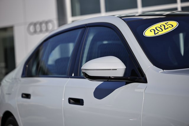 Used 2025 BMW 740i xDrive image 3