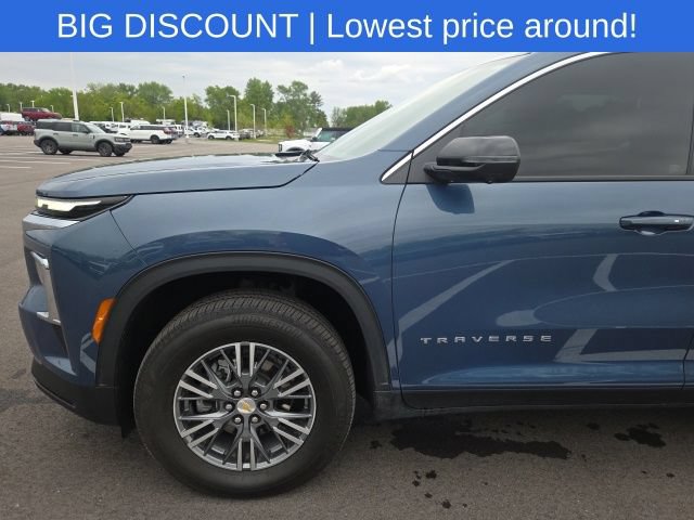 Used 2024 Chevrolet Traverse LT w/ LPO, Floor Liner Package FWD image 17