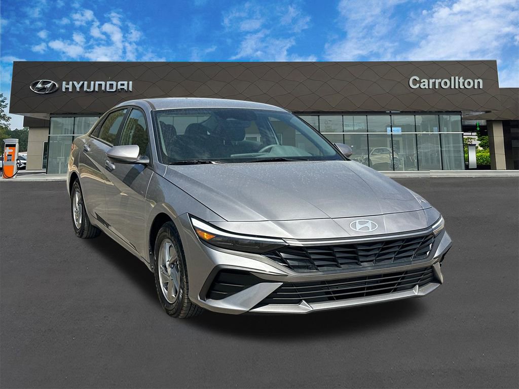 Used 2025 Hyundai Elantra SE image 3