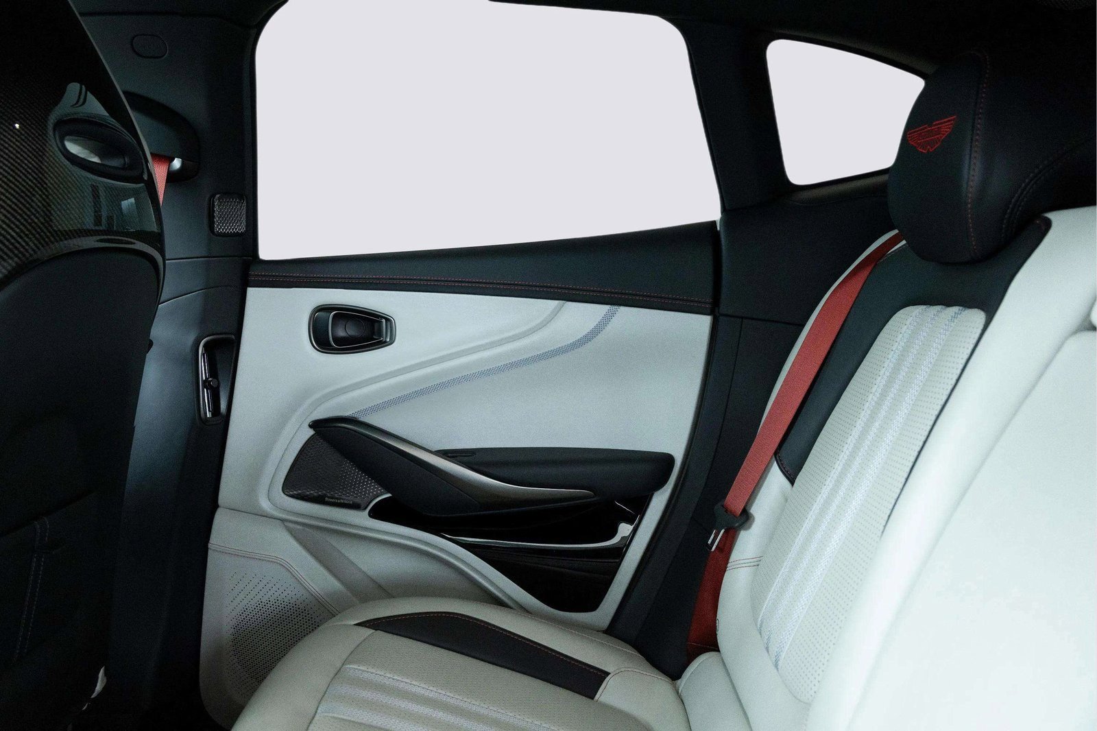 Used 2025 Aston Martin DBX 707 image 44