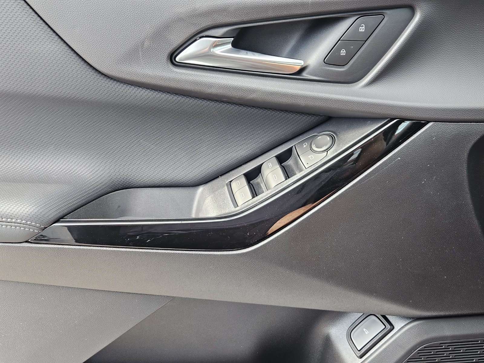 New 2027 Chevrolet Equinox LT w/ Convenience Package II FWD image 23
