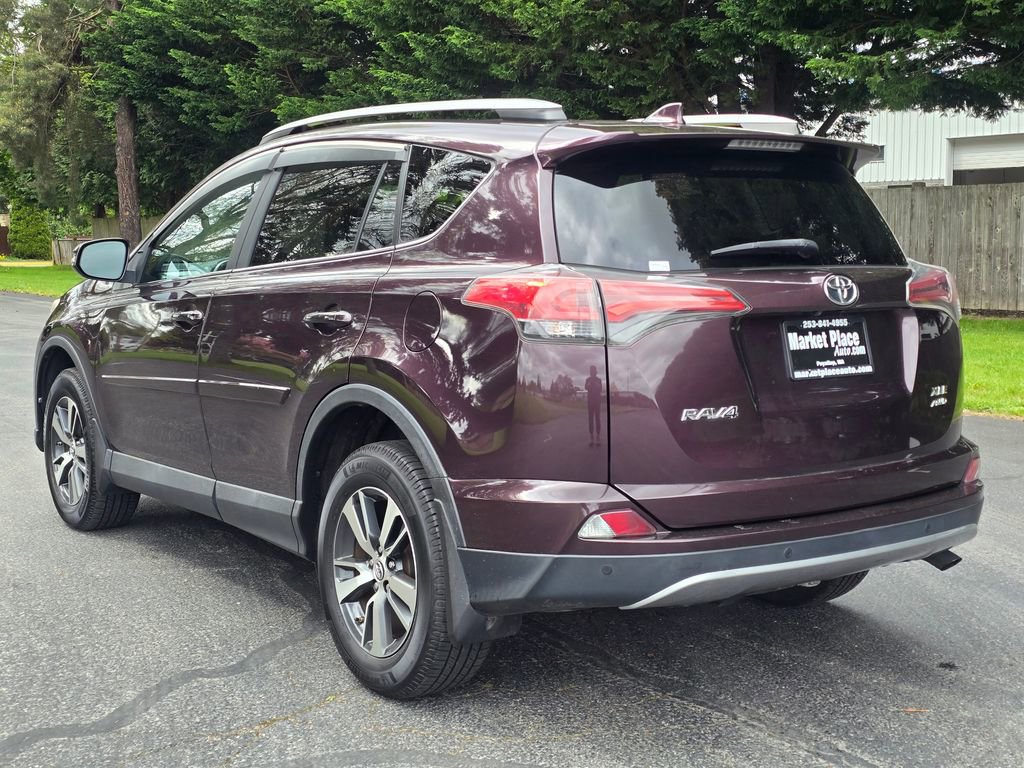 Used 2017 Toyota RAV4 XLE AWD/4WD image 4