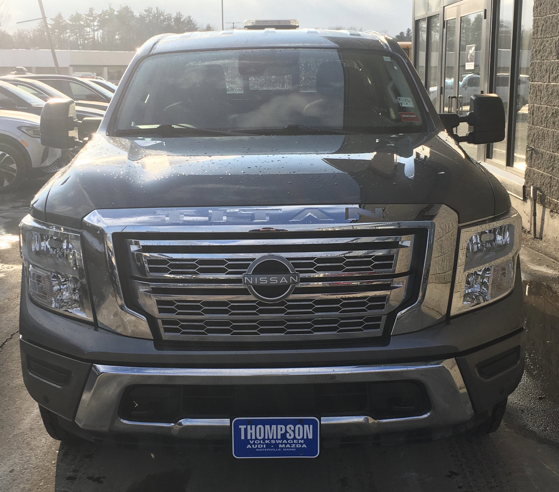 Used 2024 Nissan Titan SV w/ SV Convenience Package image 2