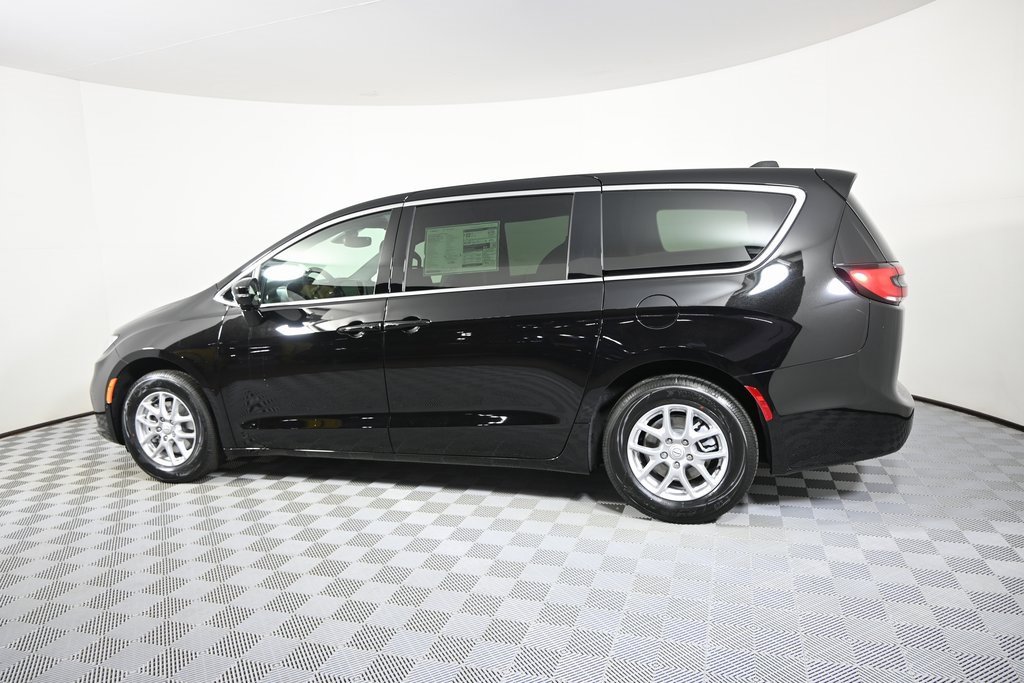 New 2026 Chrysler Pacifica Select image 3
