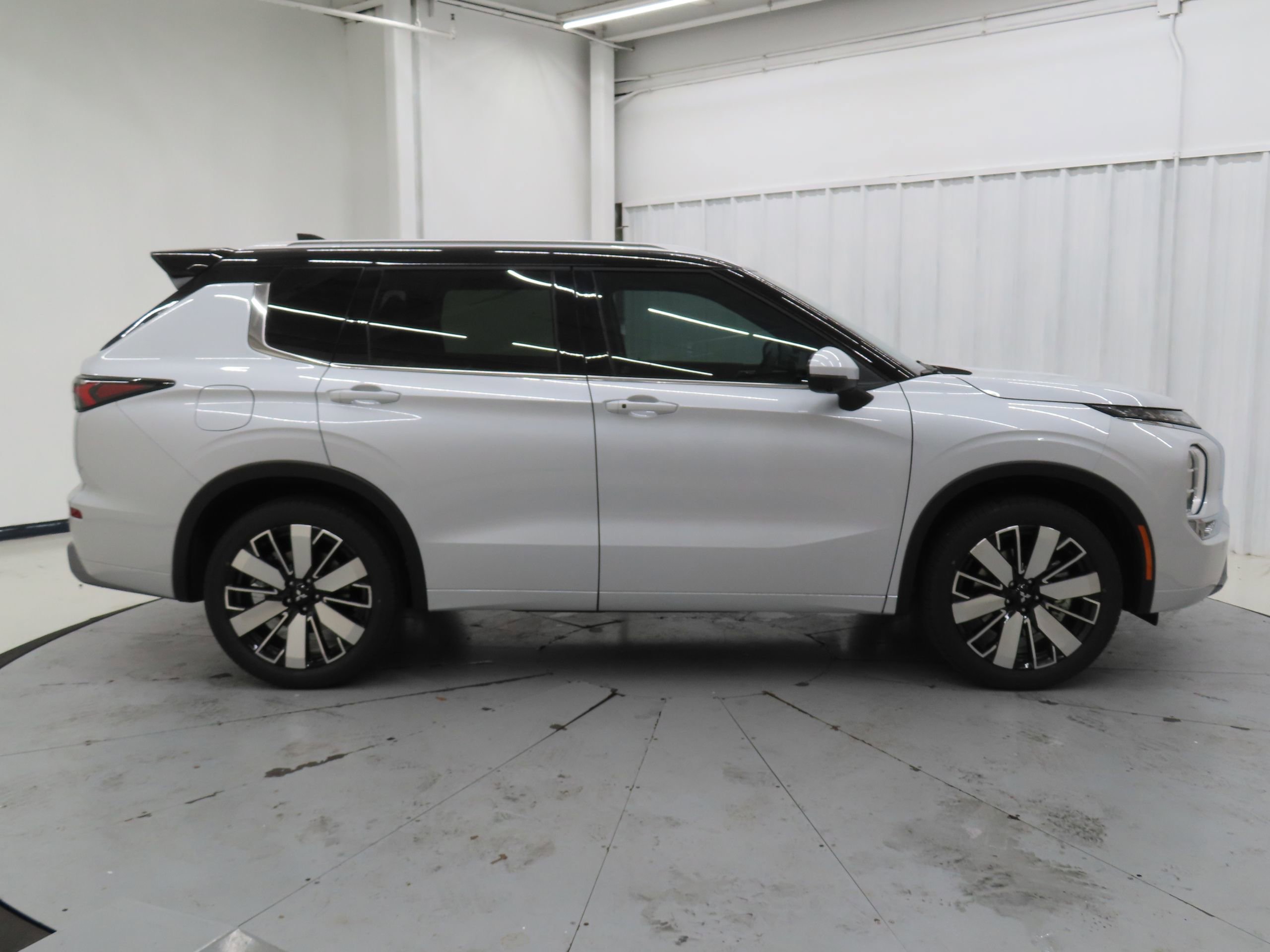 New 2026 Mitsubishi Outlander SEL image 2