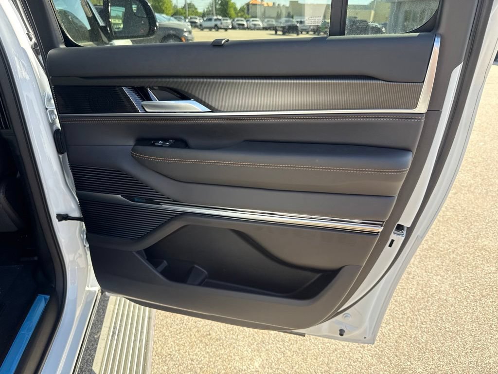 New 2026 Jeep Grand Wagoneer L Summit AWD/4WD image 32
