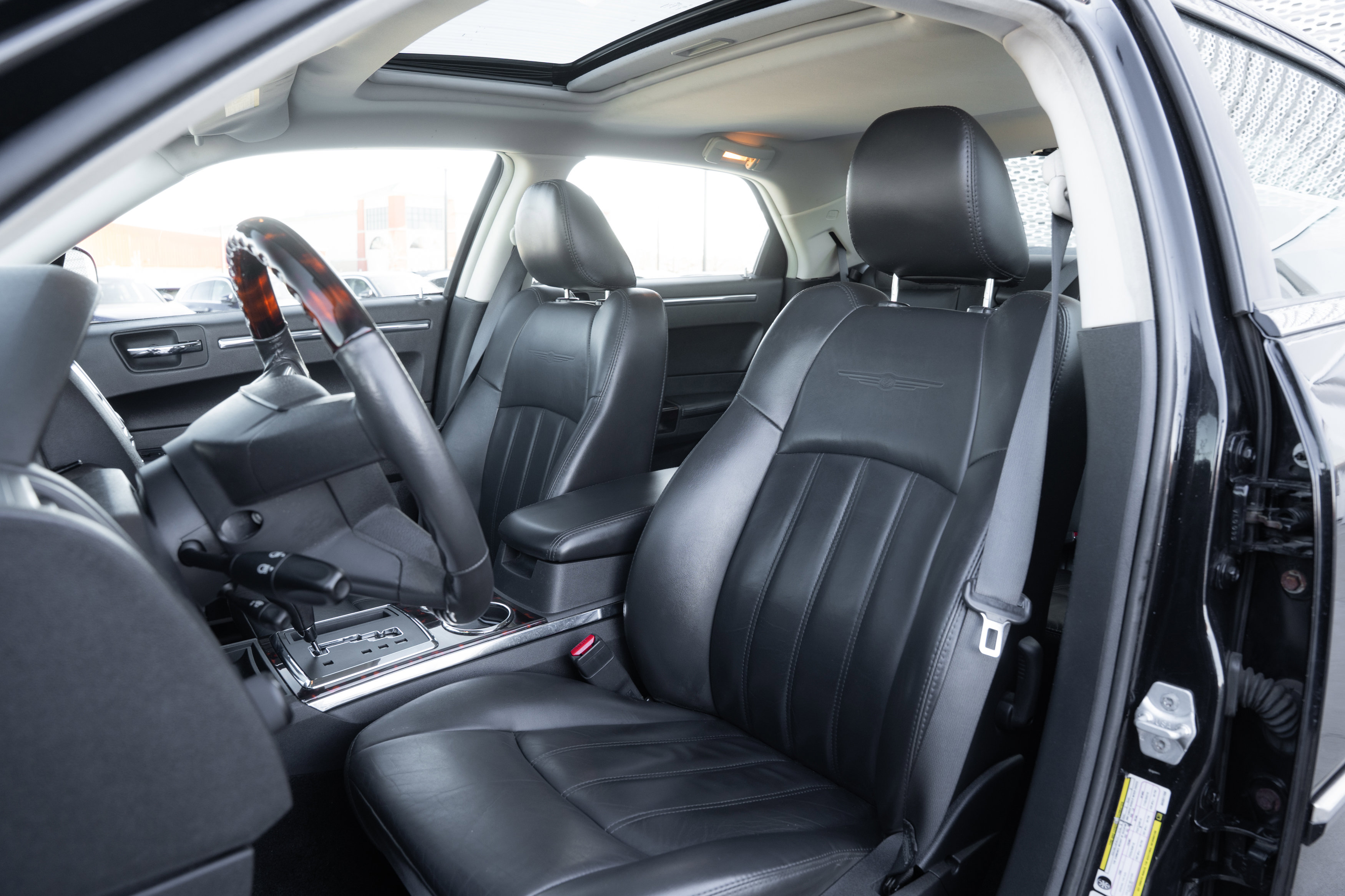 Used 2010 Chrysler 300 C image 18